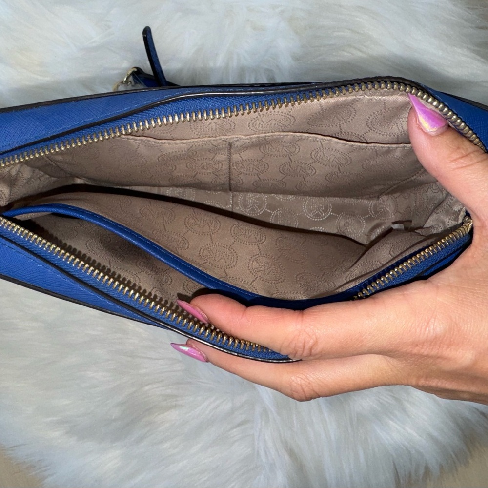 Like New Michael Kors MK Crossbody - Picture 3 of 7